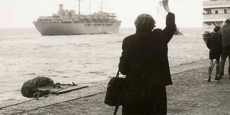 Emigrazione Veneta: saluto alla nave che sta partendo dal porto